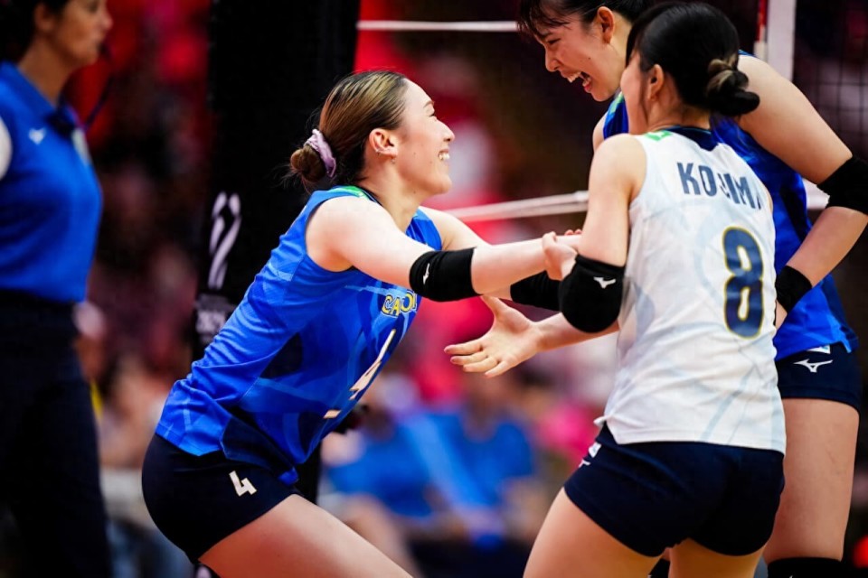 冠热门晋级, 够入围四强, 首次交手是