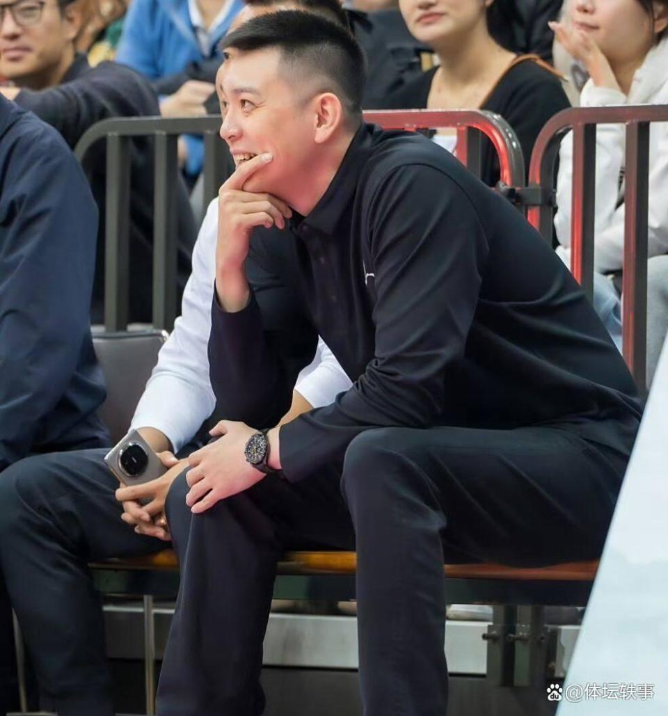 手调教的弟, 场边 手调教的弟, 场边